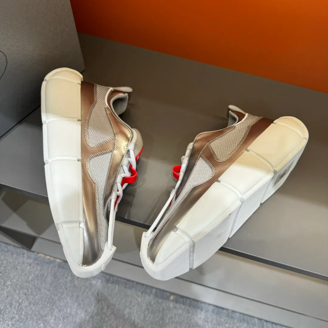 P460 PRADA/Prada men's lace-up leather casual sports shoes, the upper is made of cowhide leather and breathable mesh. It is soft, comfortable and breathable. The tongue is decorated with the PRADA brand letter logo. The thick rubber sole echoes the red label tongue. The style is fashionable and elegant. The details are carefully crafted. A casual sports shoe with a super western style and excellent breathability! Code number 38-45 (45 customized)
